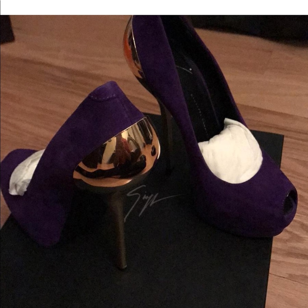 Pumps - Picture 2 of 5